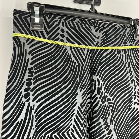 Lorna Jane Reflective Active Leggings Size Small - Picture 4 of 15